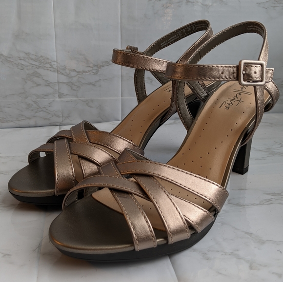 NWOB Clarks pewter Adriel Wavy heels